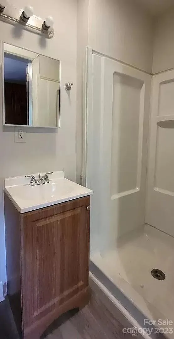 Room in 3 Bedroom Home at Crispin Ave — Photo 3