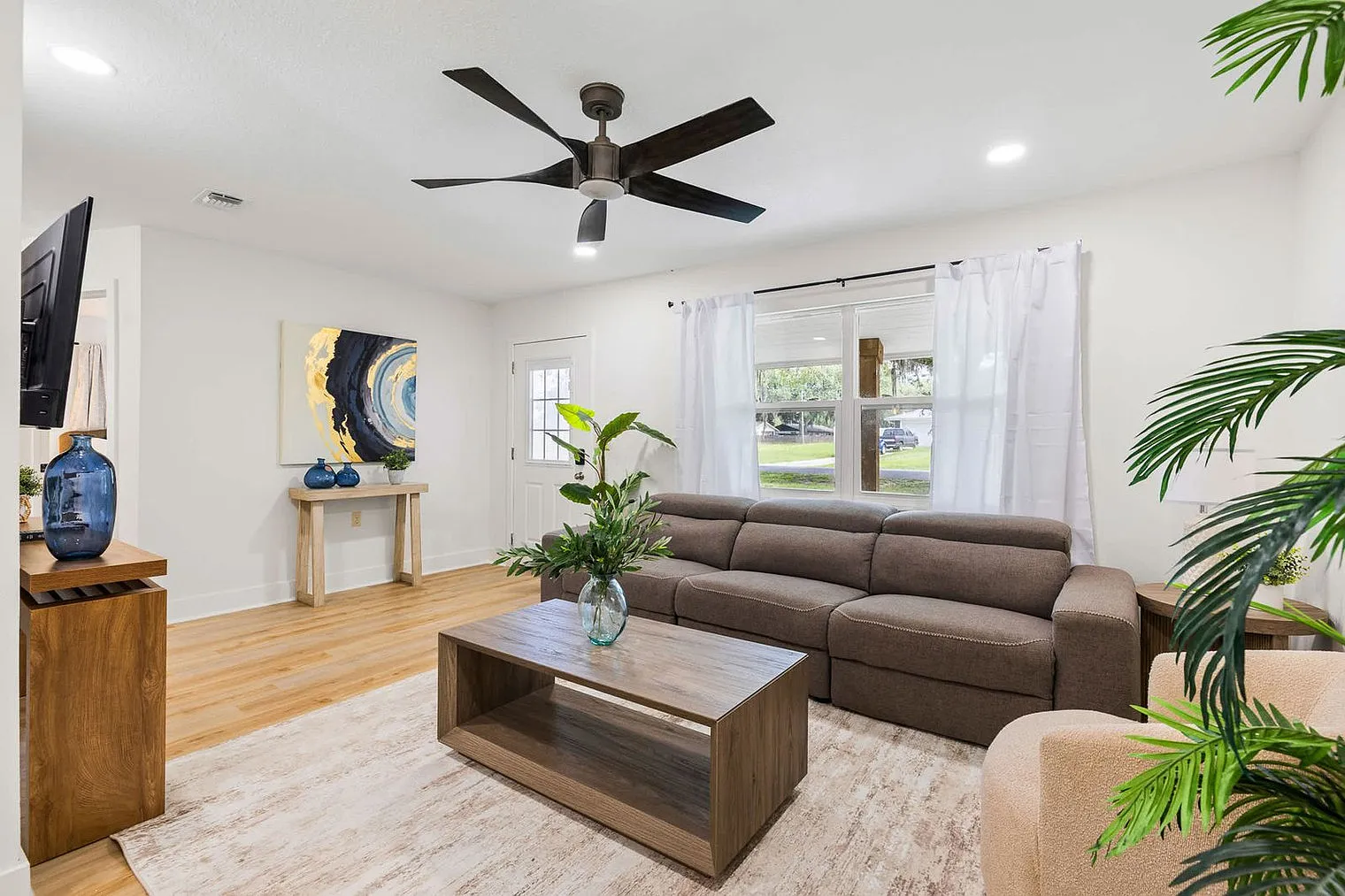 3 bed, 1.0 bath, 1076 sqft, $3,715 — Photo 4