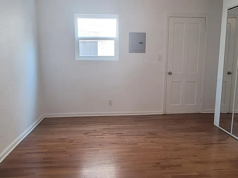 2102 S Palm Grove Ave — Photo 5