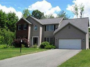 17 Ridgefield Dr, Delmar, NY 12054