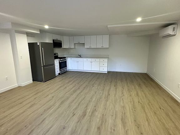 3rd image of 14359 Haynes St #8