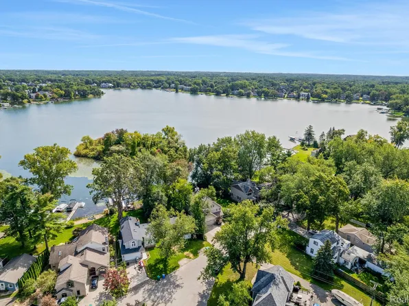 9211 Tanbay St, Commerce Township, MI 48382