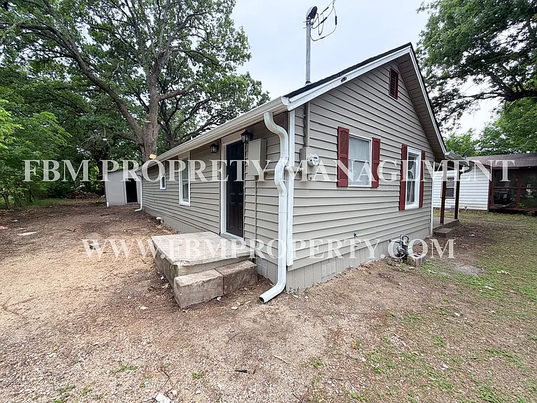 303 E Thompson St — Photo 22