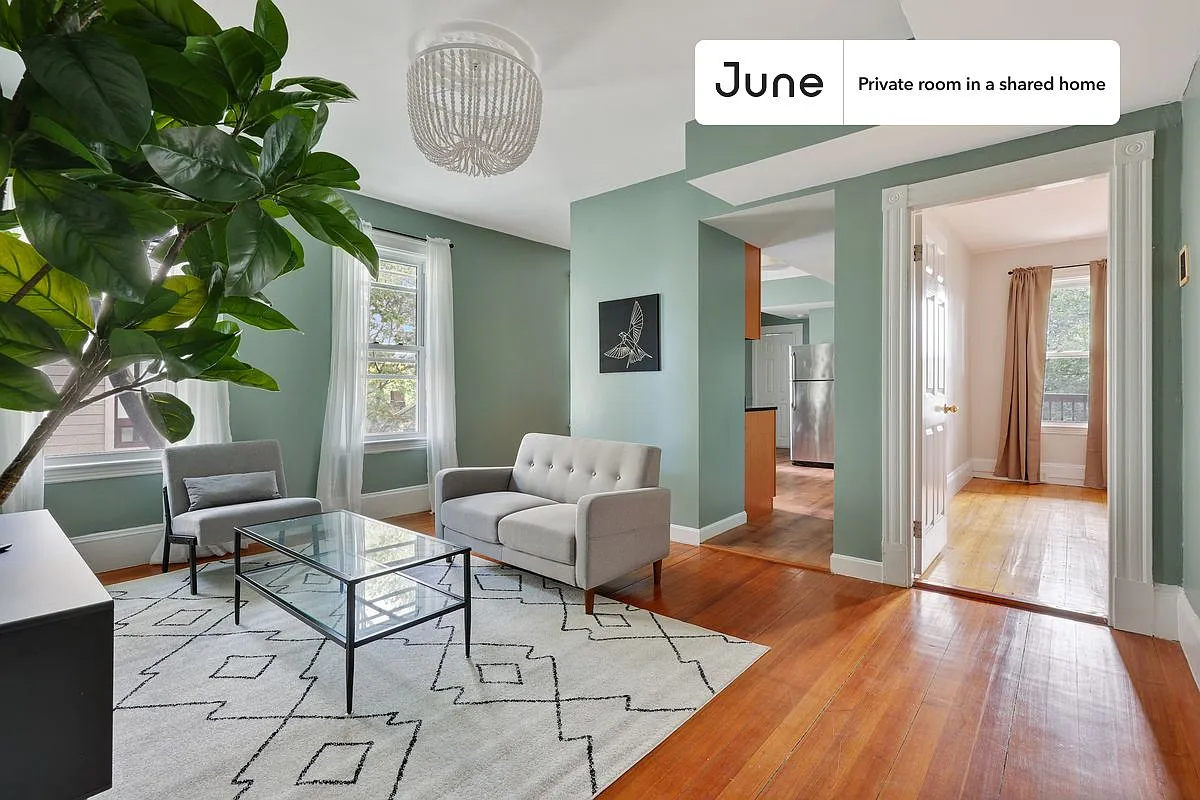 Queen bedroom in 4 bed/1 bath home in Inman Square #751 C — Photo 4