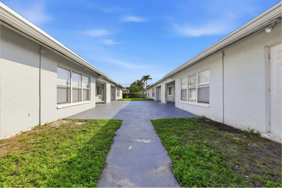 3 bed, 2.0 bath, 1200 sqft, $2,300 — Photo 2