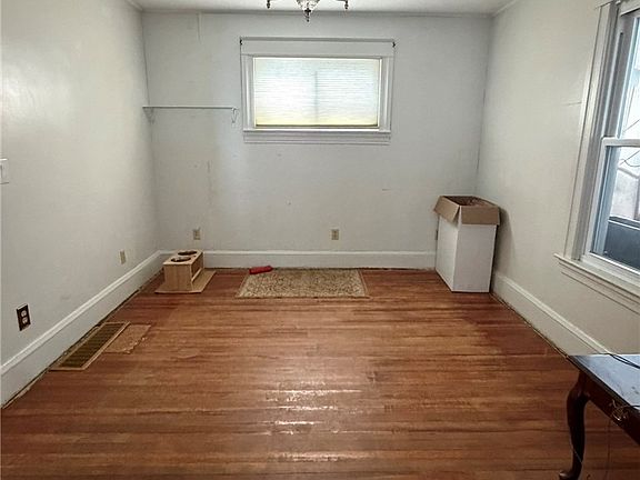 5th image of 583 Lyon St