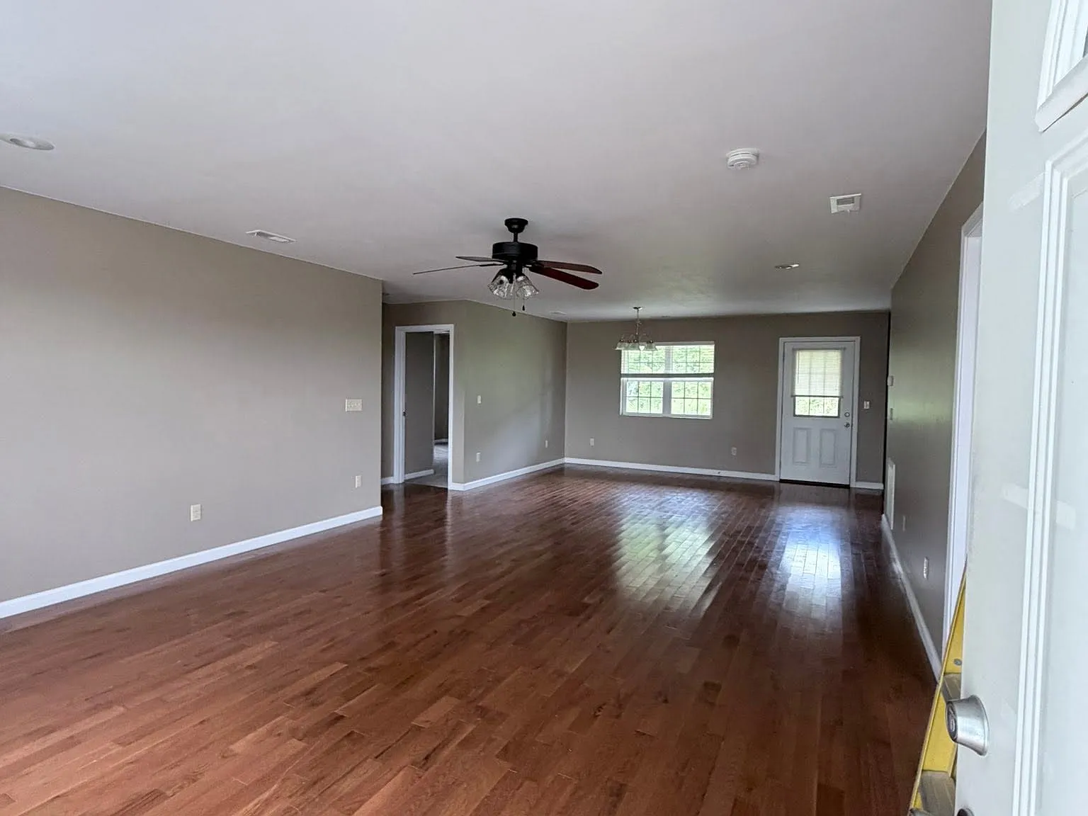 3 bed, $1,400 — Photo 3
