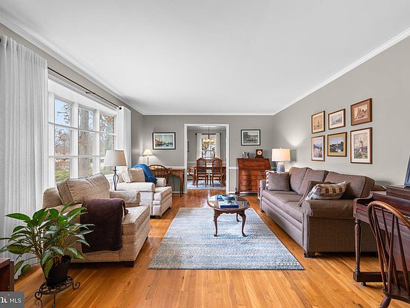 5th image of 18557 Queen Elizabeth Dr