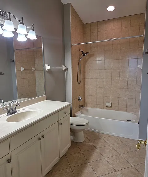 1005 Oak Pond Dr #1005B — Photo 2