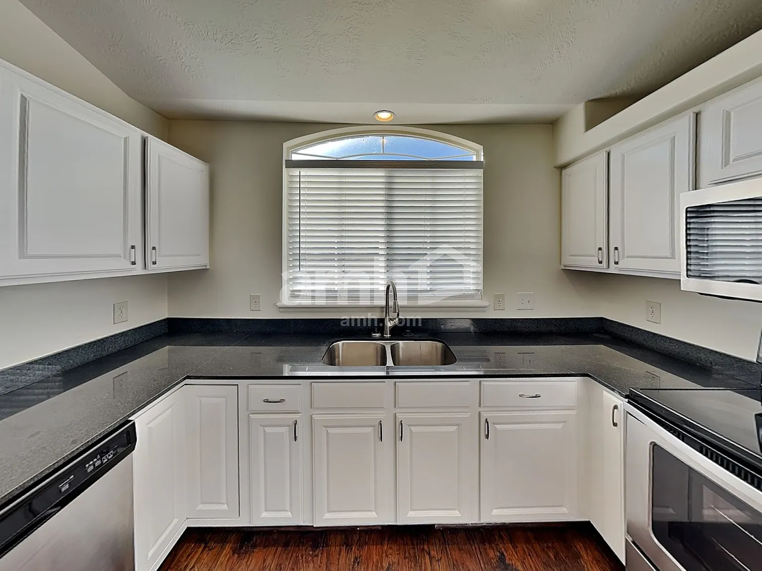6 bed, 3.0 bath, 2704 sqft, $2,985 — Photo 4