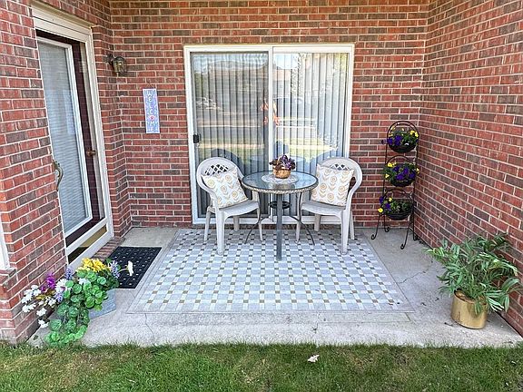 5th image of 15368 Yale Dr