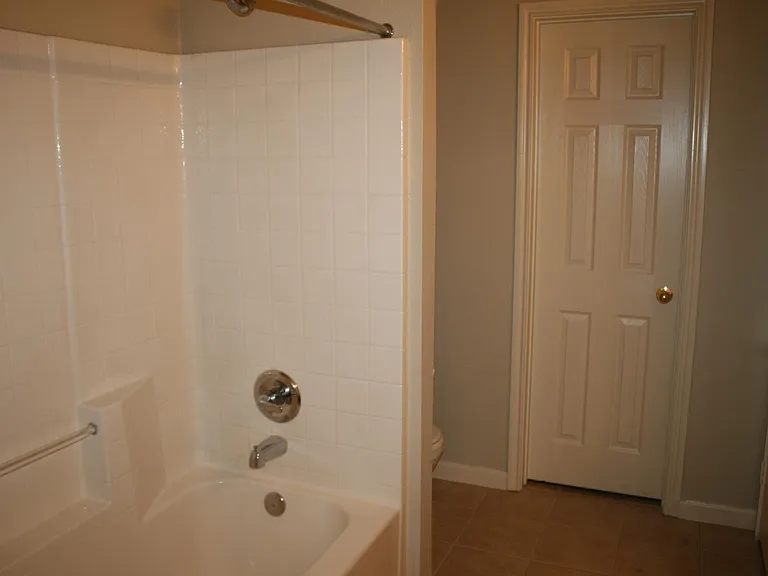 402 Masters Ave #B — Photo 6