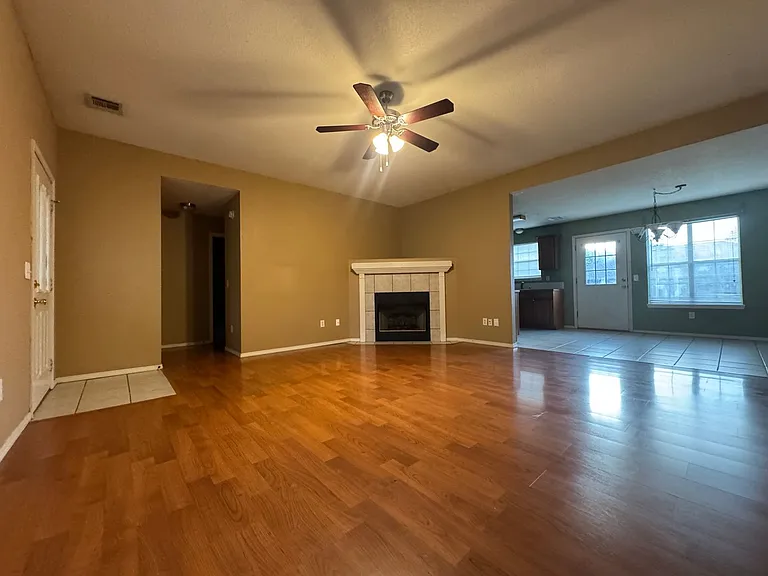 550 Walker St — Photo 2