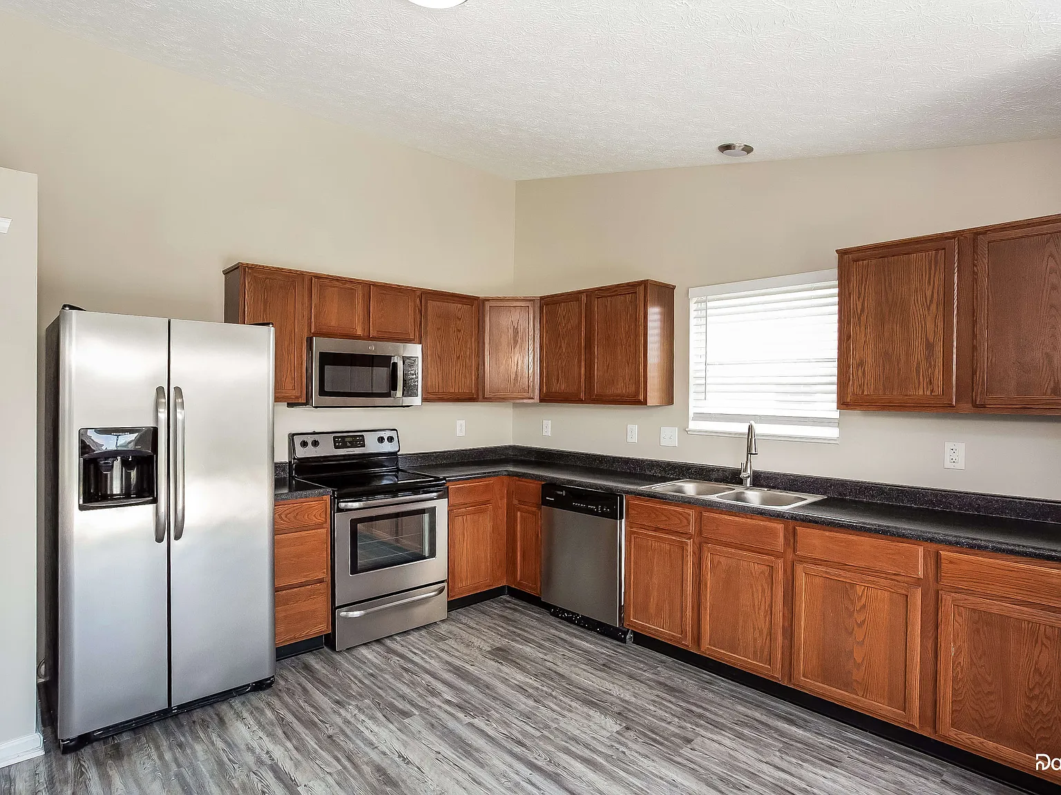 3 bed, 2.0 bath, 1430 sqft, $2,170 — Photo 4