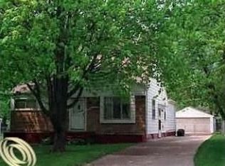 490 Lakeside Dr, Waterford, MI 48328