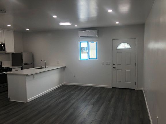 2nd image of 110-112 E Scott St #110-A