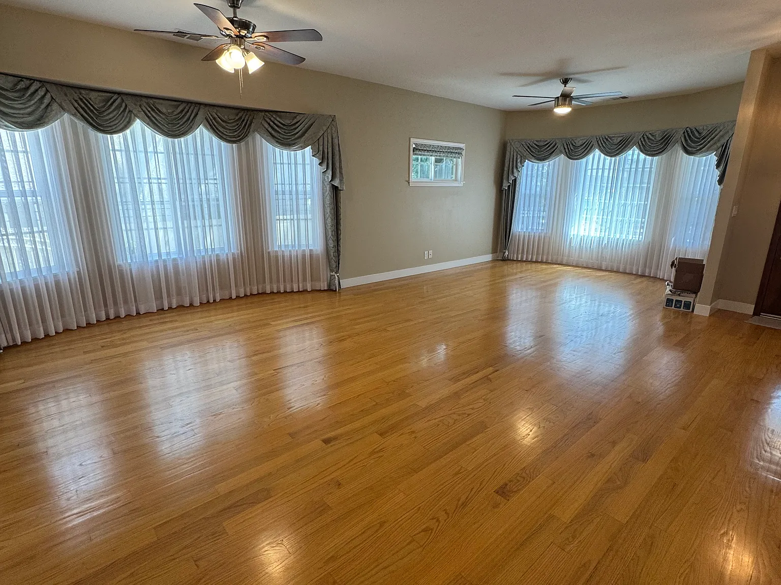 3 bed, 1215 sqft, $3,900 — Photo 3