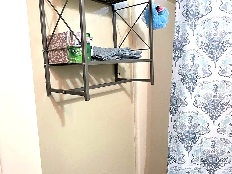 Full bathroom - Shared with 1 occupant
