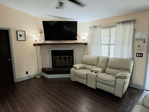 3rd image of 119 Chatford Cir