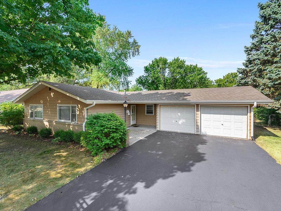 1st image of 16 Hawthorne Dr
