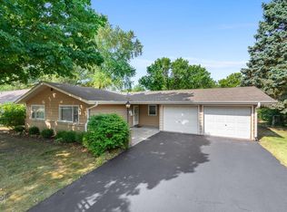 16 Hawthorne Dr, North Aurora, IL 60542