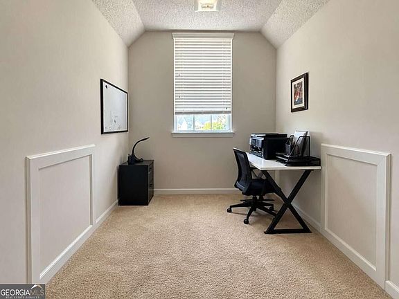 3rd image of 580 Lakeridge Ct