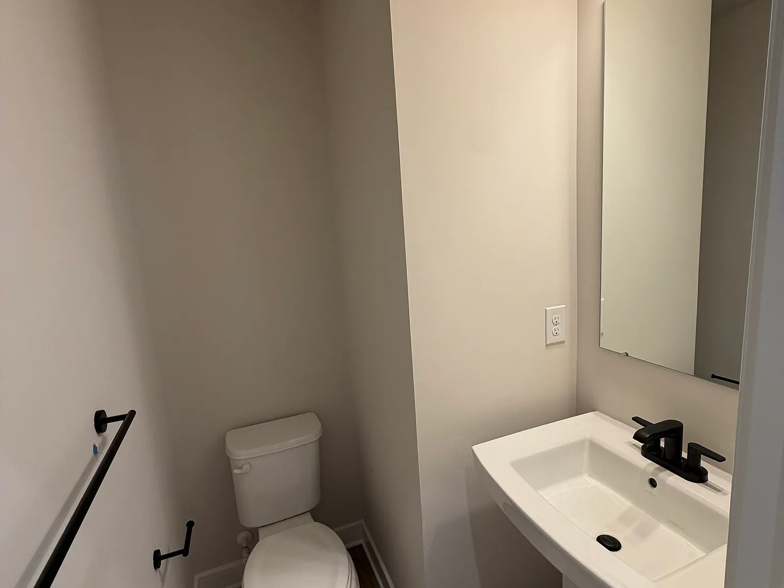 3 bed, 2.5 bath, 2300 sqft, $3,650 — Photo 2