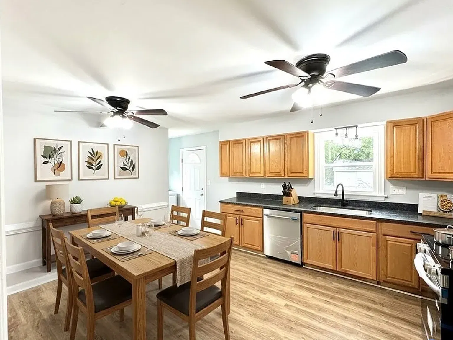 3 bed, 1.5 bath, 1040 sqft, $2,300 — Photo 2
