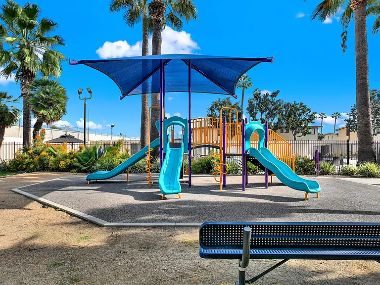 Serrano Apartments — Photo 40