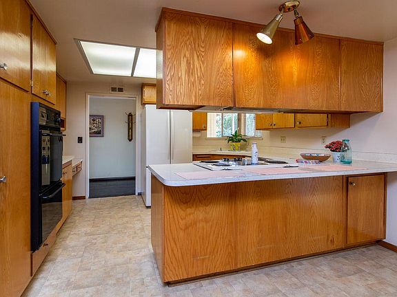 4th image of 5492 Woodbury St