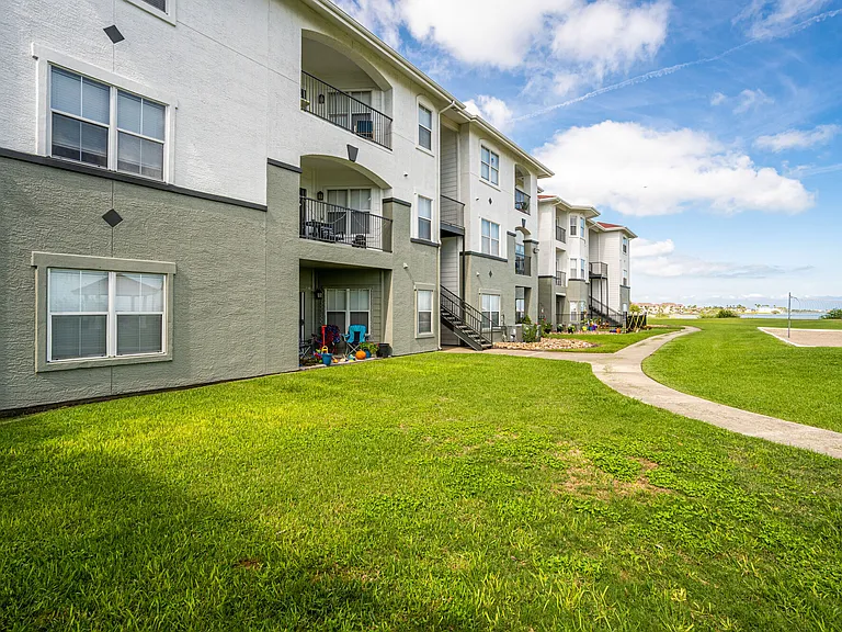 Baypoint Apartments — Photo 35