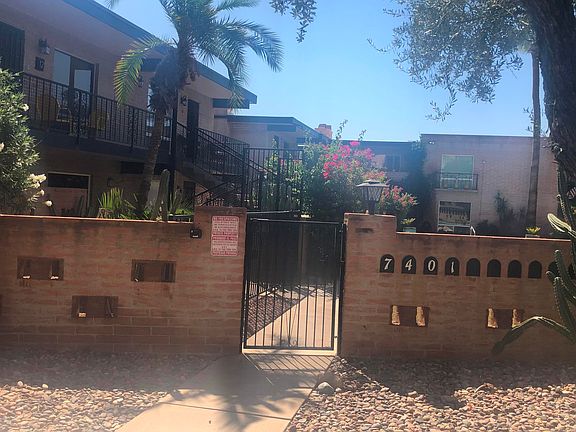 Casa Feliz side gate