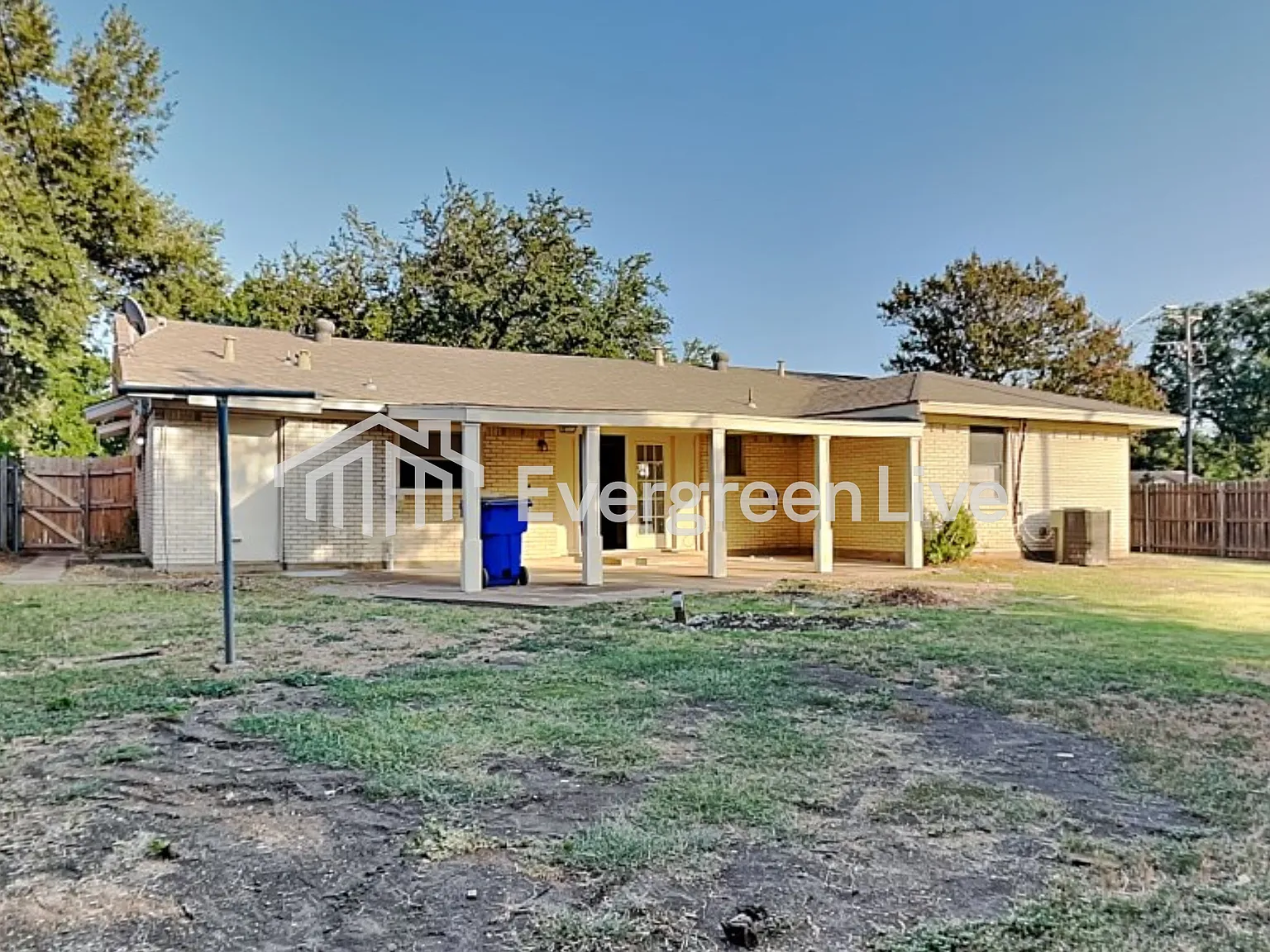 3 bed, 2.0 bath, 1800 sqft, $2,095 — Photo 2