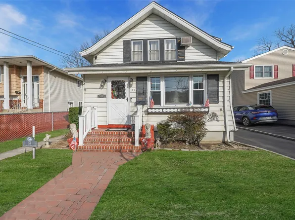 54 Lakewood Boulevard, Lynbrook, NY 11563