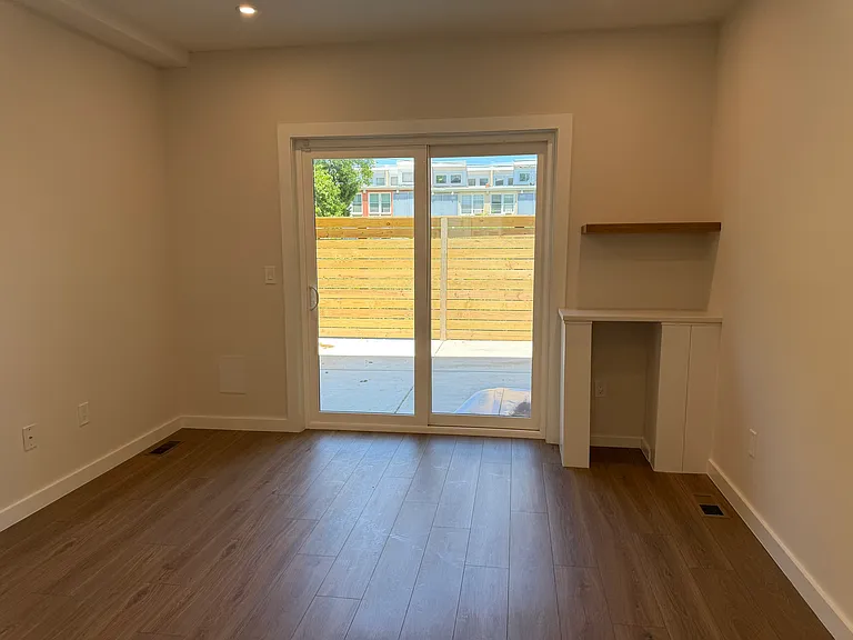 1513 W Stiles St #1 — Photo 5