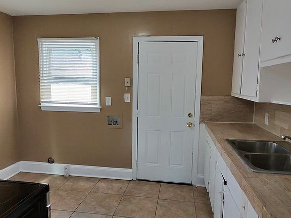 3rd image of 820 West Blvd