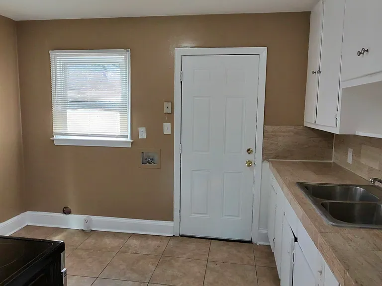 820 West Blvd — Photo 3