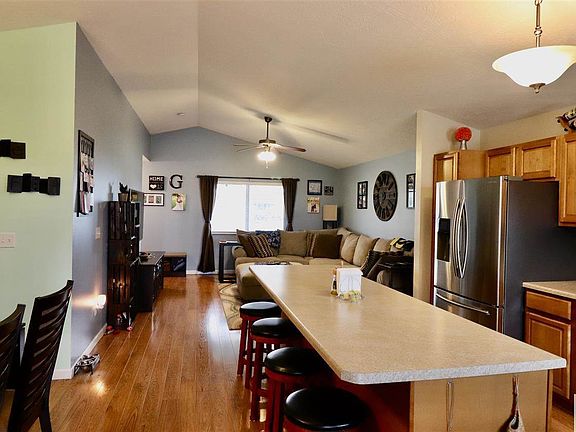 2nd image of 410 Oak St