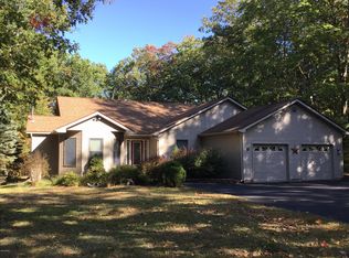 102 Stirrup Ln, Hawley, PA 18428