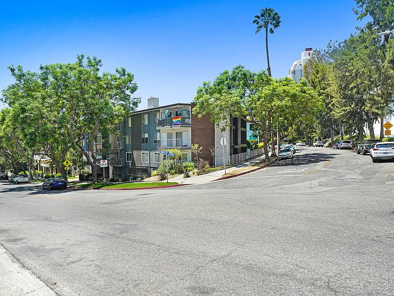 8300 De Longpre — Photo 7