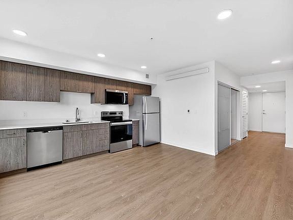 5th image of 11000 Roosevelt Way NE #618