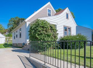 210 Edgewood Ln, West Bend, WI 53095