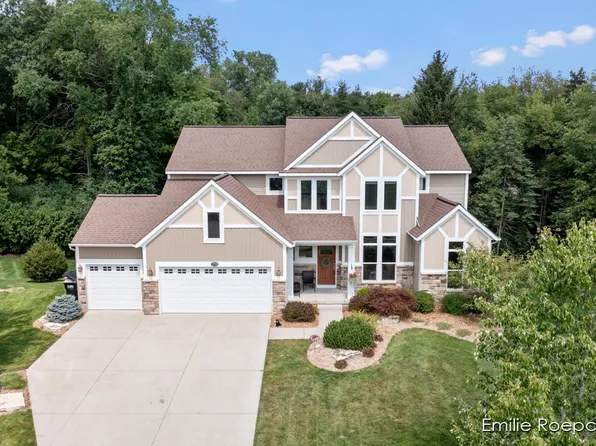 2715 Copper Hill Dr NE, Grand Rapids, MI 49525