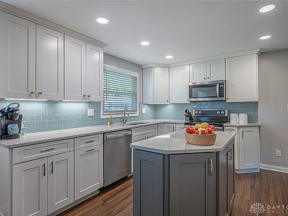 5th image of 152 Blackstone Dr