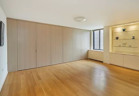 3rd image of 311 E 38th St APT 22B