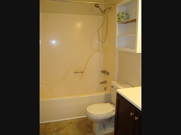 4th image of 301 Summer Woods Dr