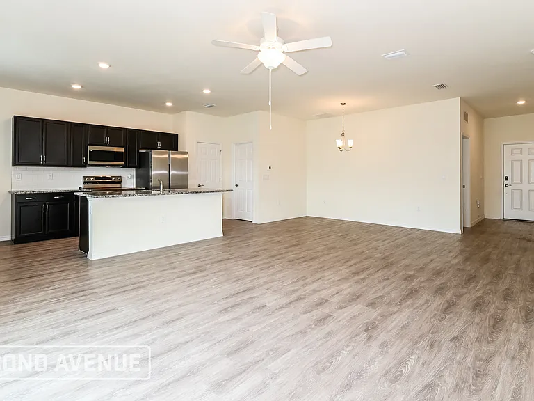 2728 NE 6th Pl — Photo 4