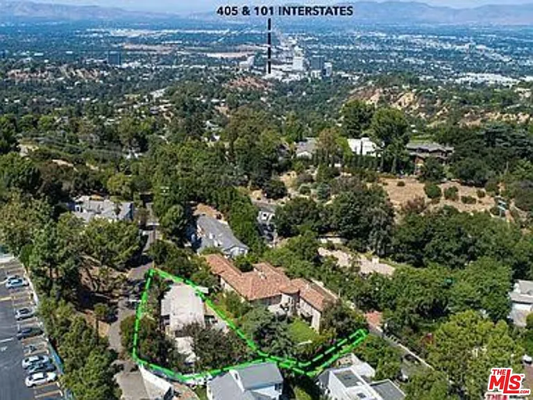 15434 Mulholland Dr — Photo 31
