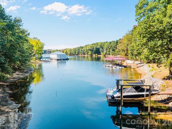 19322 Yachtman Dr, Cornelius, NC 28031