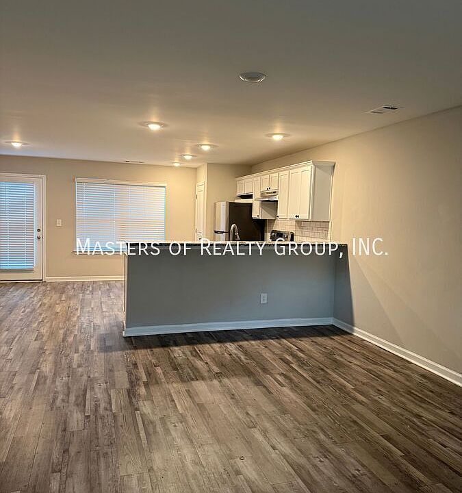 1st image of 313 Ashigan St